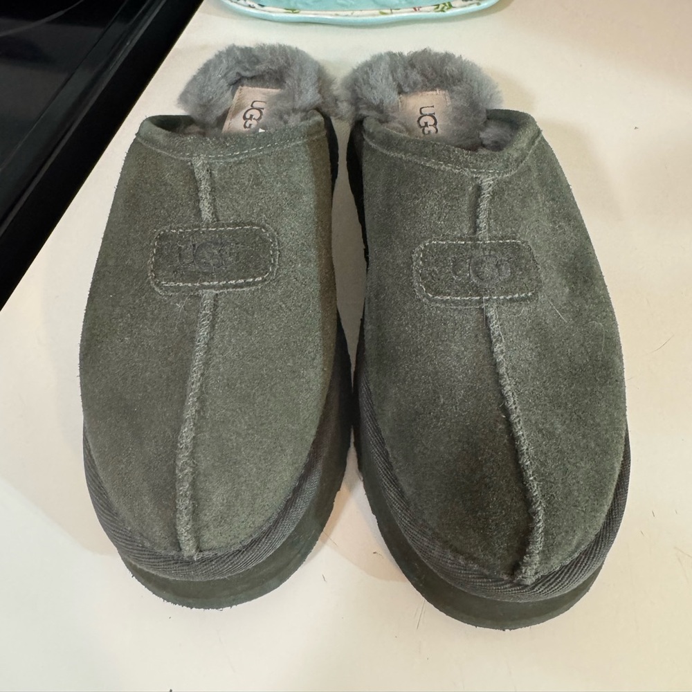 NWOB Ugg Forest Green Discoquette platform slipper
